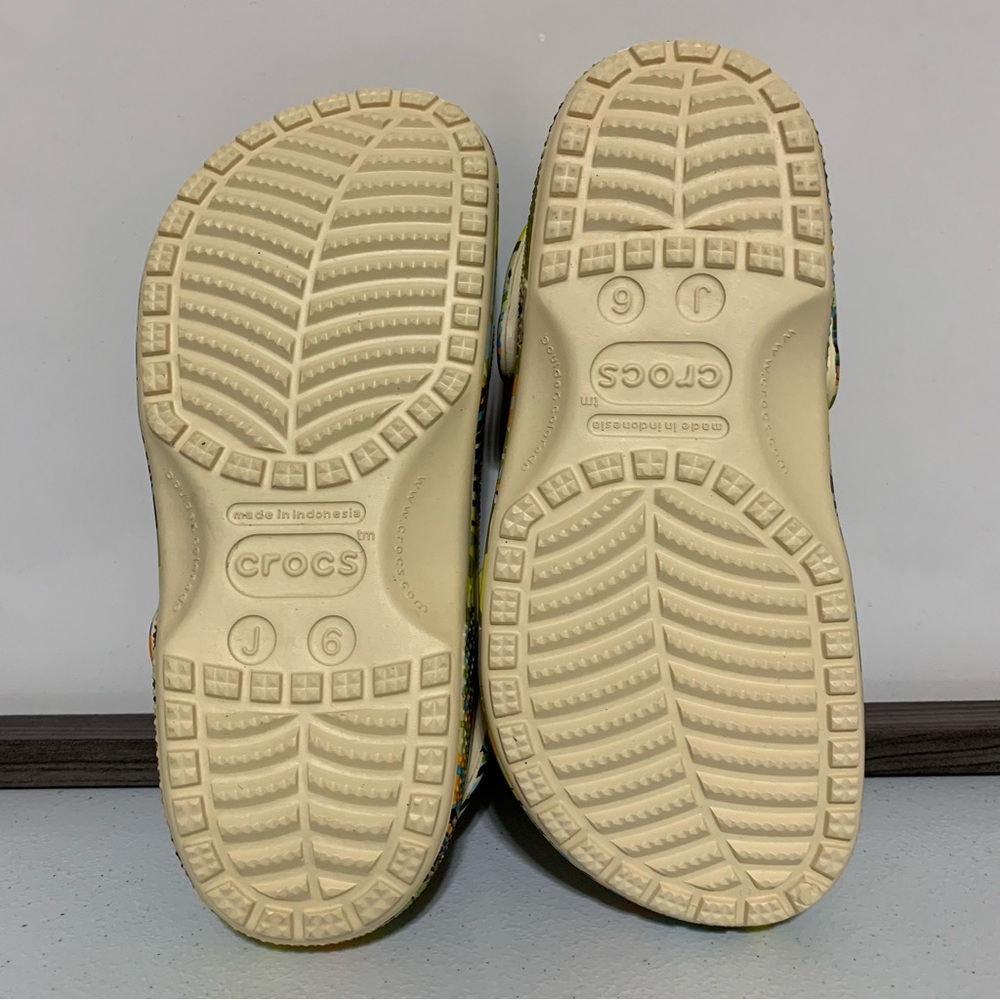 CROCS Classic Far Out Clogs-Size J6 NWT - Picture 8 of 12